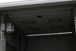 Szafa ramowa stojąca EmiterNet Top, 45U, drzwi przód blacha/szkło, 800x1000x2090mm (szer./gł./wys.) (w zestawie: panel 4 wentyla
