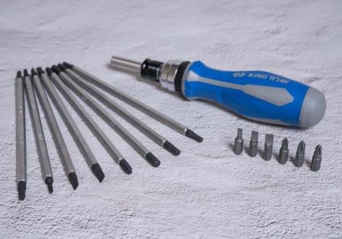 TELESKOPOWY WKRĘTAK DO BITÓW 1/4&quot; Z GRZECHOTKĄ Z ZESTAWEM BITÓW (PH, PZ, SL, TORX, HEX) 16 cz. King Tony