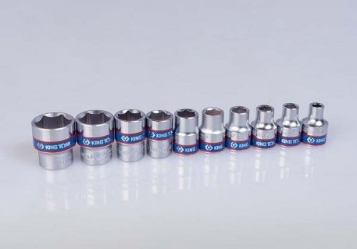 ZESTAW NARZĘDZI 3/8&quot; 24cz. NASADKI KRÓTKIE 6-kąt. 6 - 22mm, HEX 3 - 10, KRZYŻ. 2,3 PŁASKIE 5, 8 Z GRZECHOTKĄ I AKCESORIAMI,