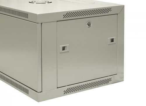 Szafa wisząca niedzielona 19&#039;&#039; 6U, drzwi całe z blachy, 600×450×370mm szer./gł./wys. (w zestawie: półka stała oraz kom