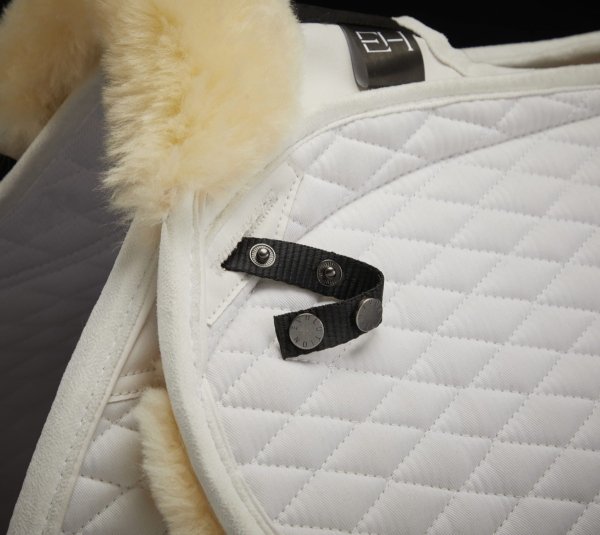 czaprak-stubben-close-contack-contact-skokowy-lambskin-z-futerkiem-wełną-z-merynosów-z-zatrzaskami-sklep-jeździecki-sprzęt-jeździecki.jpg