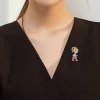 Broszka ozdobna emaliowana dziewczynka z torebką BZ201