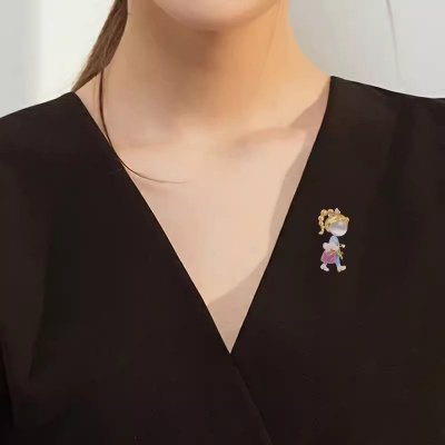 Broszka ozdobna emaliowana dziewczynka z torebką BZ201