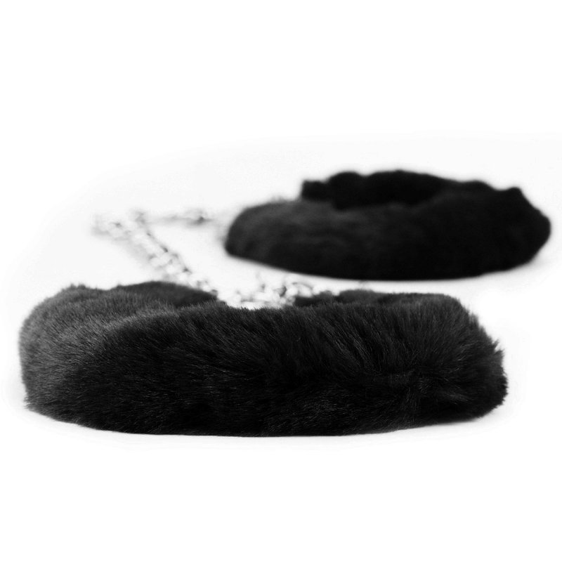 Kajdanki z futerkiem Fetish Pleasure Fluffy Leg Cuffs Black