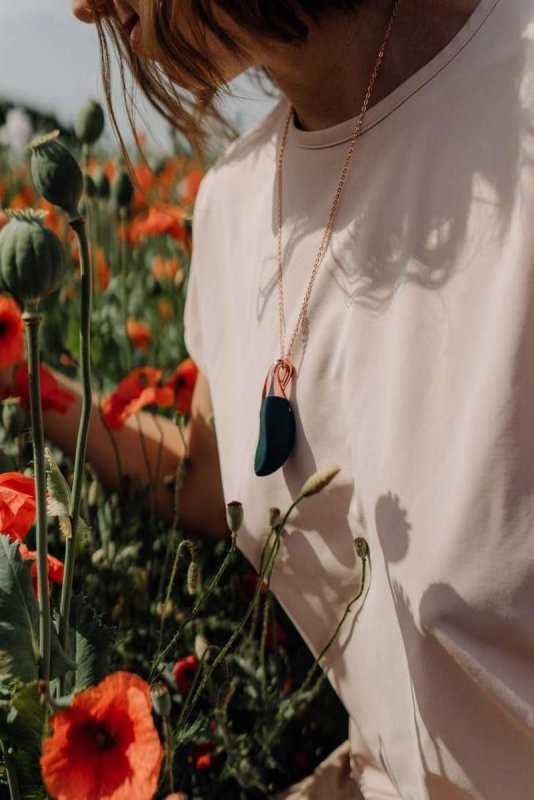 Vibrating necklace liberty leaf