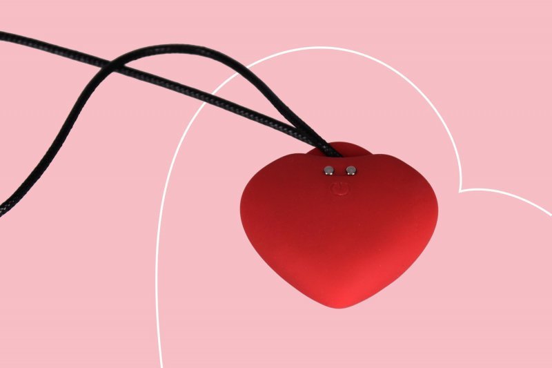 Wibrujący naszyjnik serduszko do masażu łechtaczki i sutków PleasureStone red 