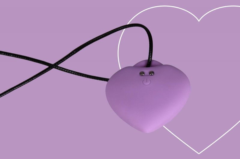 Wibrujący naszyjnik serduszko do masażu łechtaczki i sutków PleasureStone violet