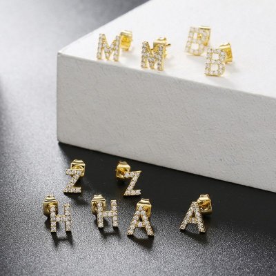 Kolczyki ze stali szlachetnej platerowane 14k złotem, literka M 2szt. KST3203M