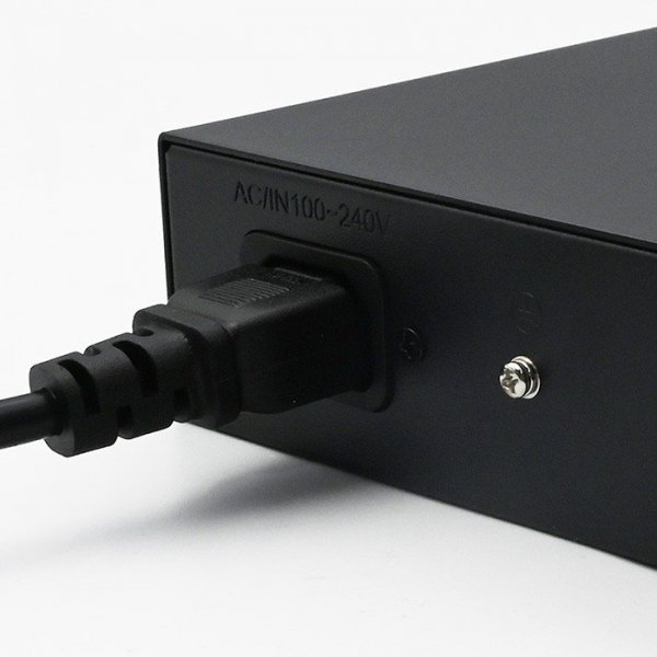 Qoltec Przełącznik sieciowy SWITCH FAST Ethernet PoE | 16x RJ45 10/100  Mb/s | 2x RJ45 Uplink 1000 Mb/s | 1x SFP 1000Mb/s