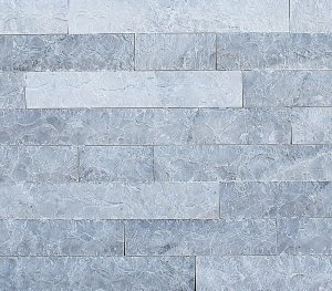 Kamień elewacyjny split pasy z szarego marmur Ice Grey gr. 2 cm