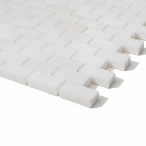 Mozaika cegiełka (Brick Bone) z marmuru Glacier White, poler