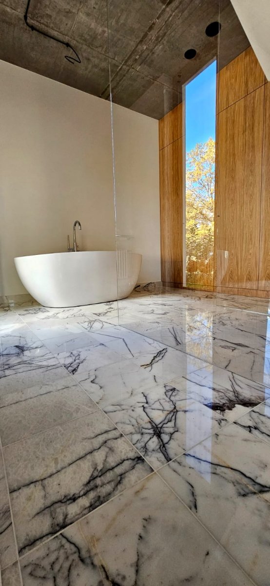 Płytki marmurowe z marmuru Lilac, gr.1 cm, wykończenie satynowe