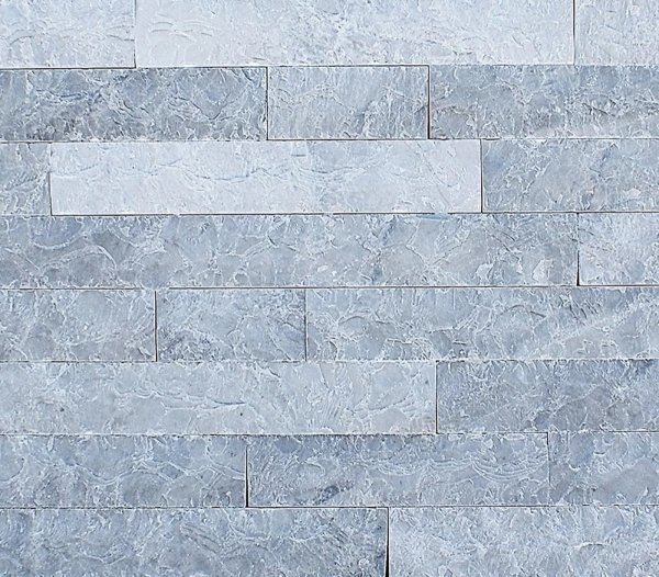 Kamień elewacyjny split pasy z brązowego marmur Ice Grey gr. 2 cm Piaseczno