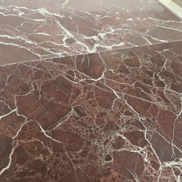 Płytki marmurowe Rosso Levanto – bordowe, wykończenie satynowe, grubość: 1,25 cm