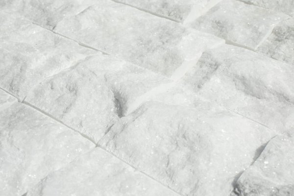 Marmuru Bianco Neve, powierzchnia łupana, grubość 3 cm