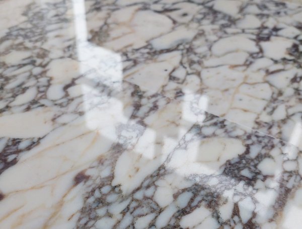 Płytki marmurowe Calacatta Viola – satynowe (30,5 × 61 × 1 cm)