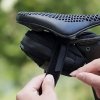 Mini torba podsiodłowa na rower z uchwytem na naboje CO2 - czarno-zielona