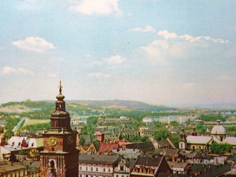 KRAKÓW. PANORAMA MIASTA. NA PIERWSZYM PLANIE WIEŻA