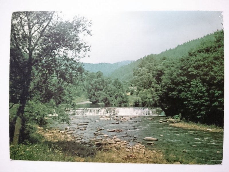 BESKID ŻYWIECKI. KRAJOBRAZ Z RZEKĄ SKAWICĄ FOT. SIUDECKI