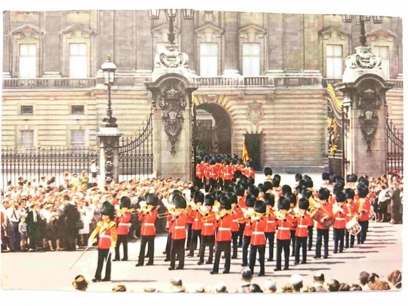 GUARDS BAND LEAVING. BUCKINGHAM PALACE, LONDON