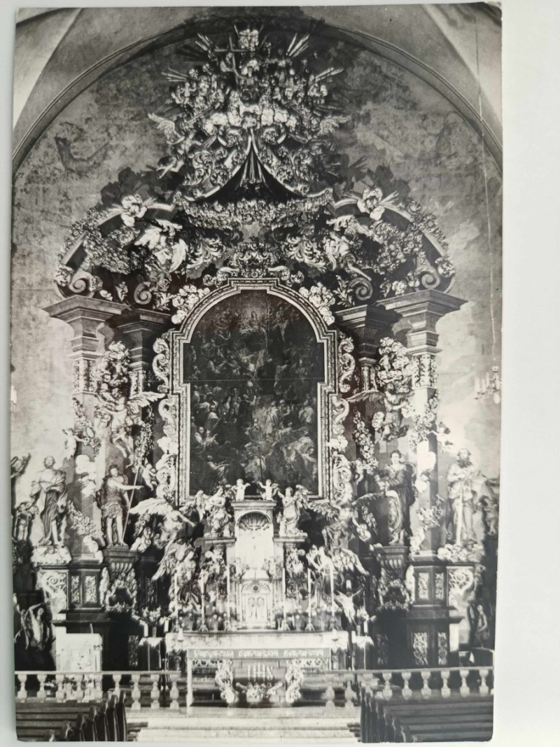 CZARNO-BIAŁE WNĘTRZE KOŚCIOŁA