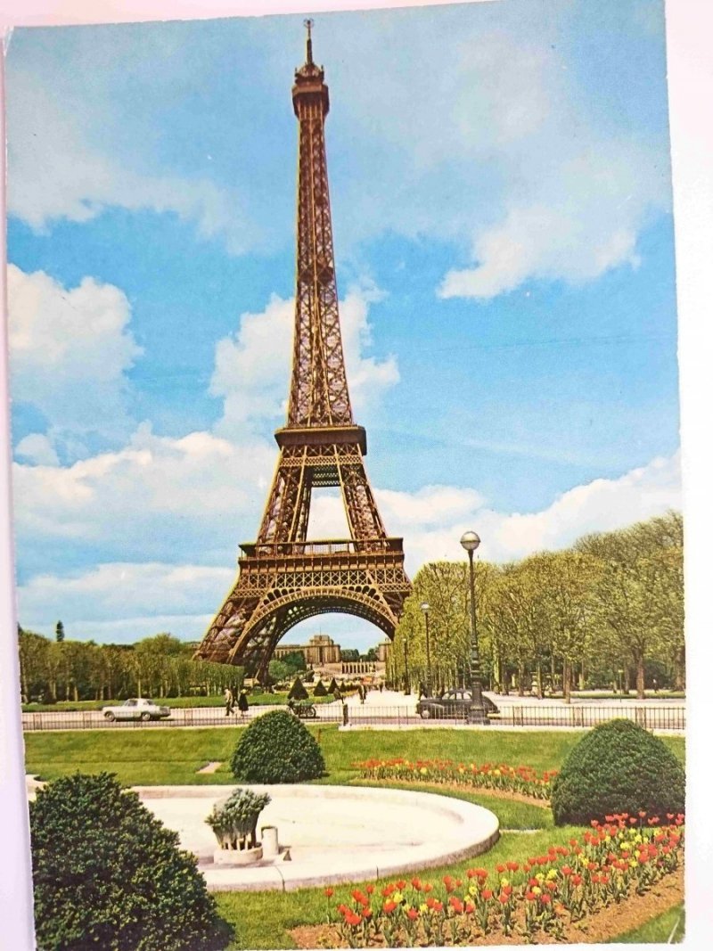 PARIS. LA TOUR EIFFEL