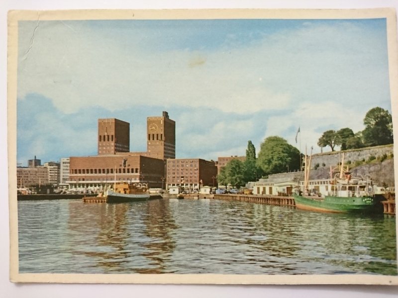 OSLO. RADHUSET OG HAVNEN. THE CITY HALL AND THE HARBOUR