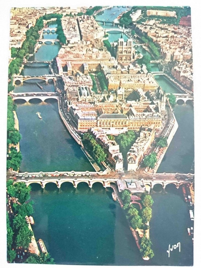 COULEURS ET LUMIERE DE FRANCE. EN SURVOLANT PARIS