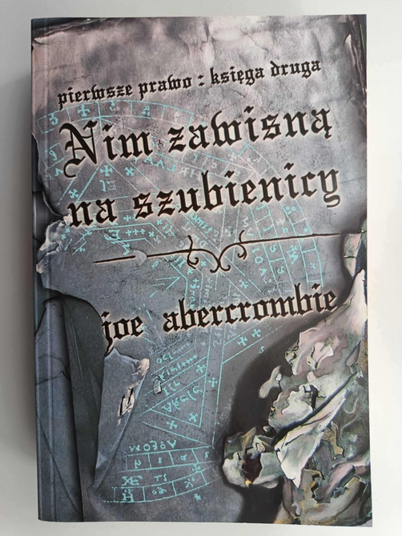 NIM ZAWISNĄ NA SZUBIENICY - Joe Abercrombie
