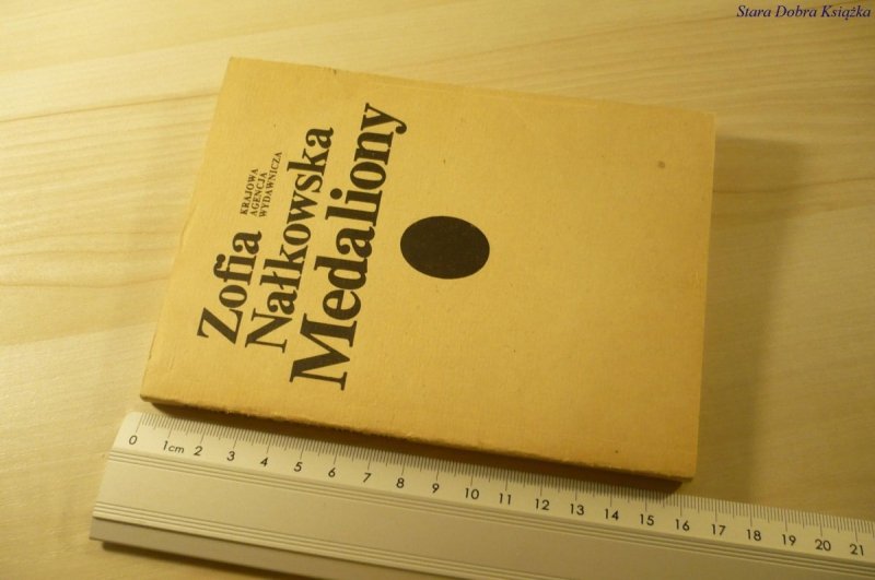 MEDALIONY - Zofia Nałkowska (1982)