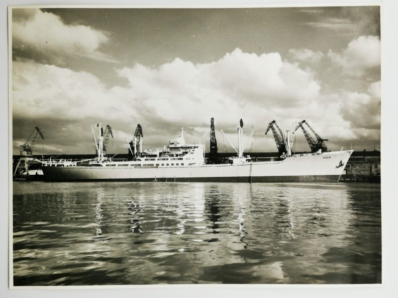 ZDJĘCIE. STATEK W PORCIE – PEKIN  Fot. Janusz Uklejewski 