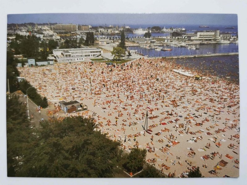 GDYNIA. WIDOK NA PLAŻĘ I BASEN ŻEGLARSKI FOT. UKLEJEWSKI
