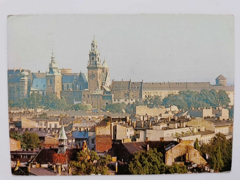 KRAKÓW. FRAGMENT STAREGO MIASTA Z WIDOKIEM NA WAWEL FOT. JABŁOŃSKA