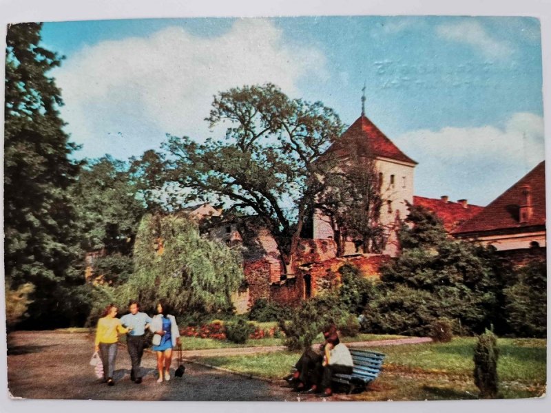 SULECHÓW. PARK, W GŁĘBI ŚREDNIOWIECZNE MURY OBRONNE FOT. STELMACH