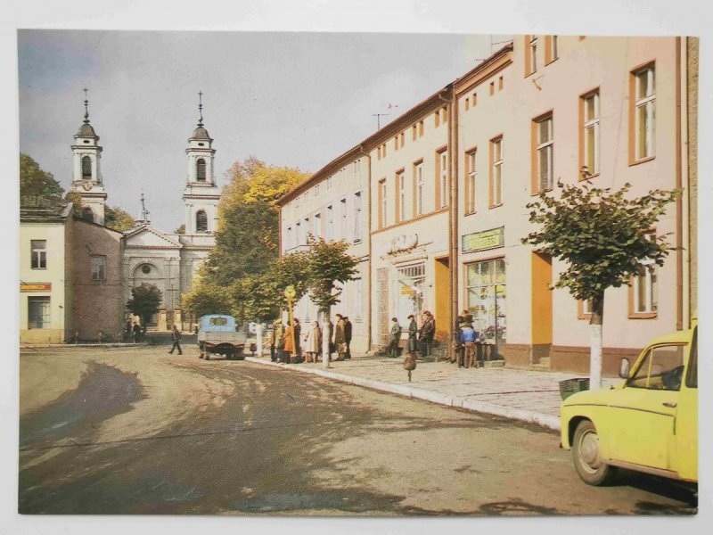 PRASZKA. RYNEK, W GŁĘBI KOŚCIÓŁ FOT. ARASZKIEWICZ