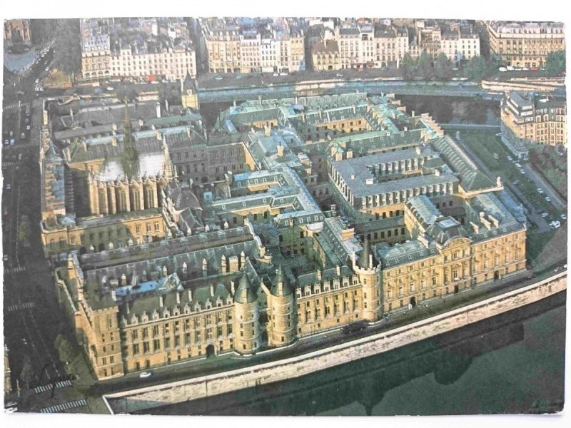 EN SURVOLANT PARIS. LA CONCIERGERIE. LE PALAIS DE JUSTICE ET LA SAINTE CHAPELLE