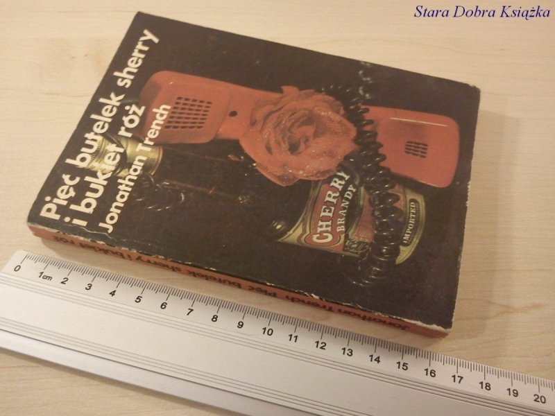 PIĘĆ BUTELEK SHERRY I BUKIET RÓŻ - J. TRENCH