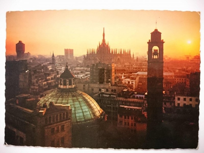 MILANO. PANORAMA AL TRAMONTO