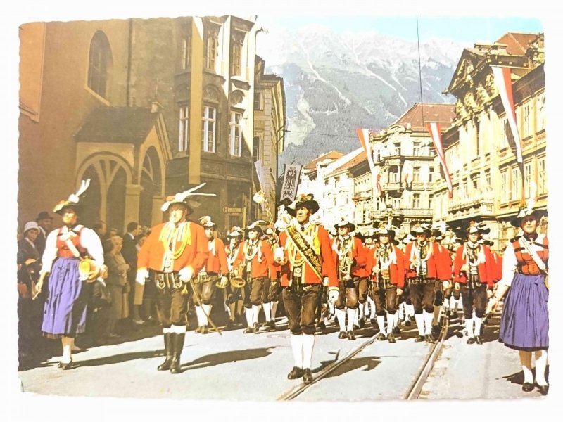 INNSBRUCK. MARIA THERESIENSTRASSE MIT WILTENER STADTMUSIKKAPELLE