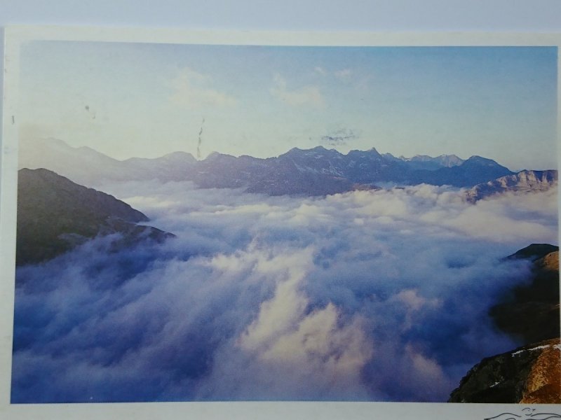 PYRENEES. NUAGES A MAREE HAUTE