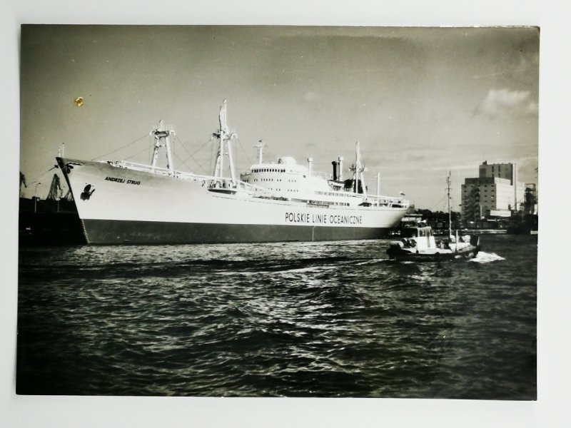 ZDJĘCIE. STATEK W PORCIE – ANDRZEJ STRUG  Fot. Janusz Uklejewski 