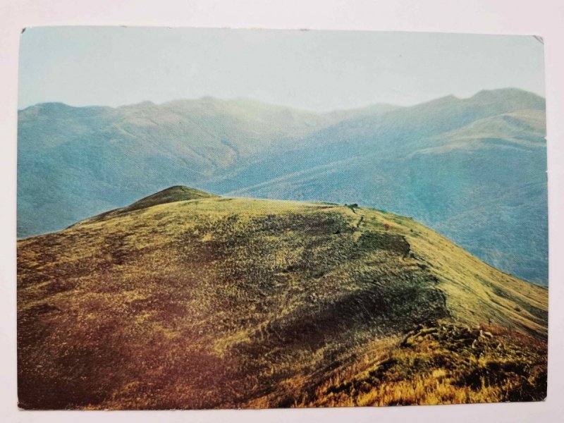 BIESZCZADY. WIDOK Z POŁONINY CARYŃSKIEJ NA TARNICĘ FOT. RACZKOWSKI
