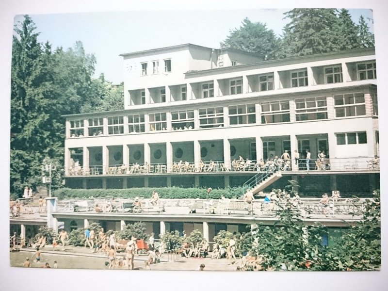 GŁUCHOŁAZY. HOTEL LEŚNY I BASEN PŁYWACKI FOT. ROSIKOŃ