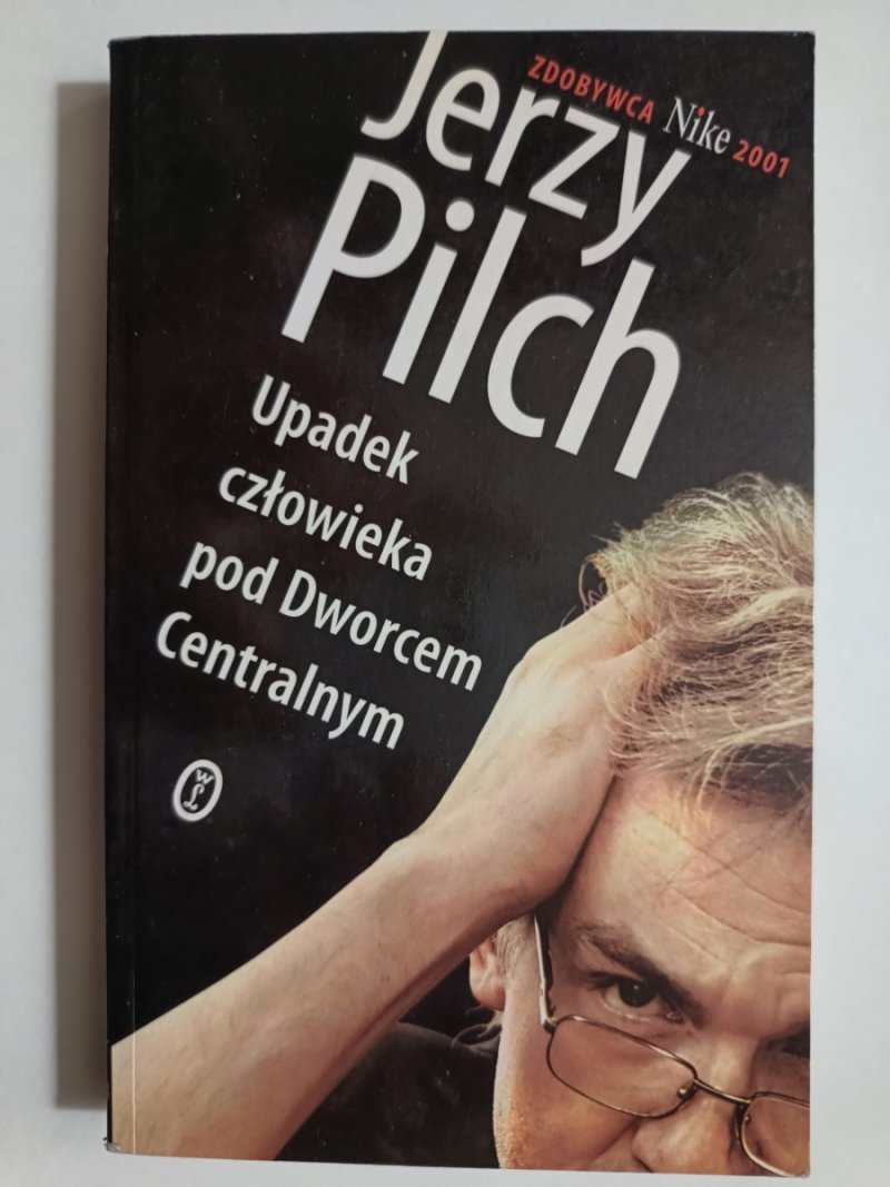 UPADEK CZŁOWIEKA POD DWORCEM CENTRALNYM - Jerzy Pilch