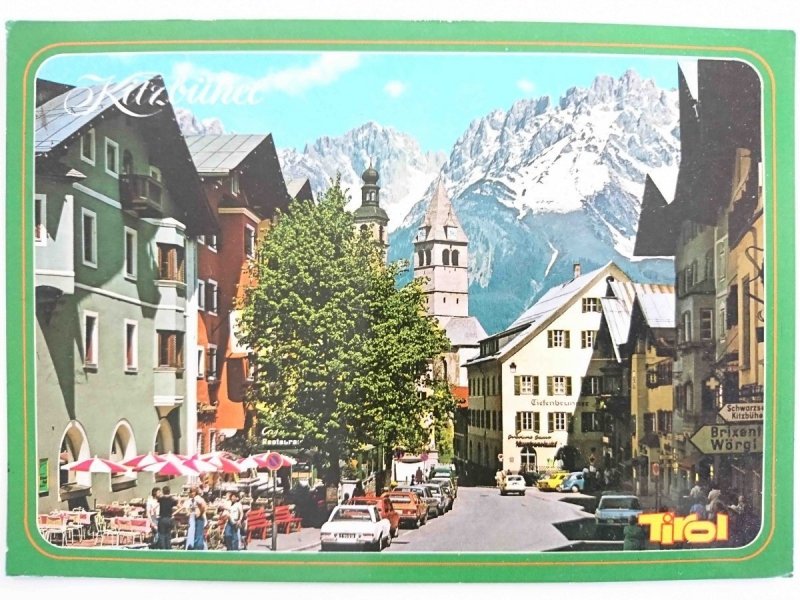 KITZBUHEL. PERLE DER ALPEN HAUPTPLATZ MIT BLICK AUF WILDEN KAISER TIROL
