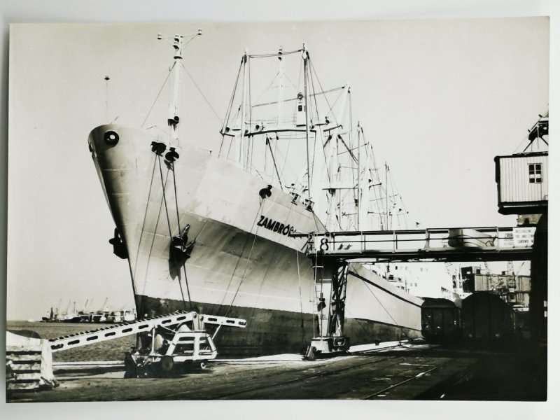 ZDJĘCIE. STATEK W PORCIE – ZAMBRÓW  Fot. Janusz Uklejewski 