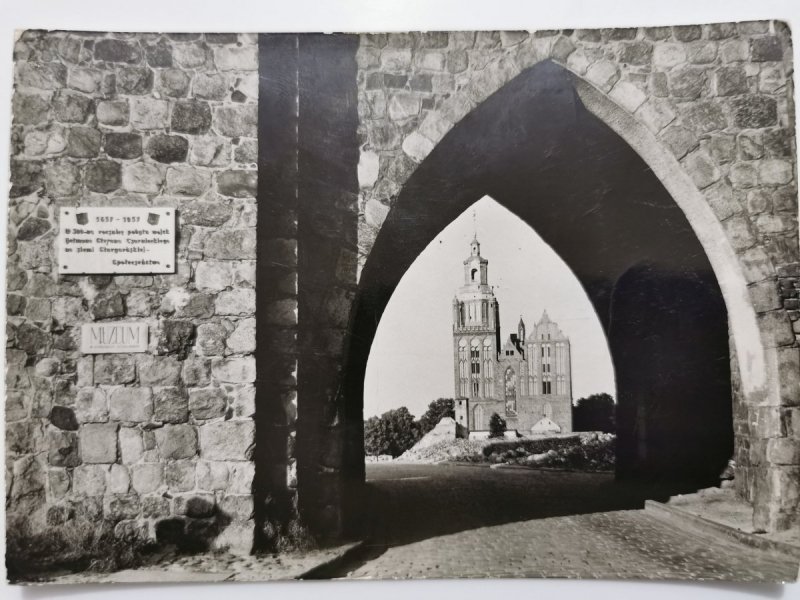 STARGARD SZCZECIŃSKI. WIDOK PRZEZ BRAMĘ PYRZYCKĄ FOT. ARCZYŃSKI