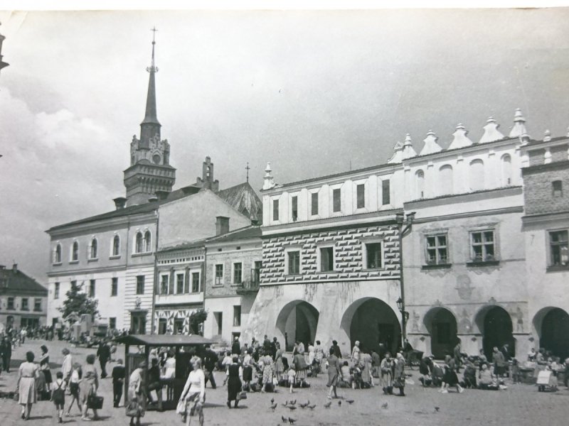 TARNÓW. RYNEK Z ZABYTKOWYMI... FOT. K. KACZYŃSKI