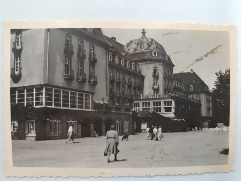 ULICA I BUDYNKI Z BLISKA