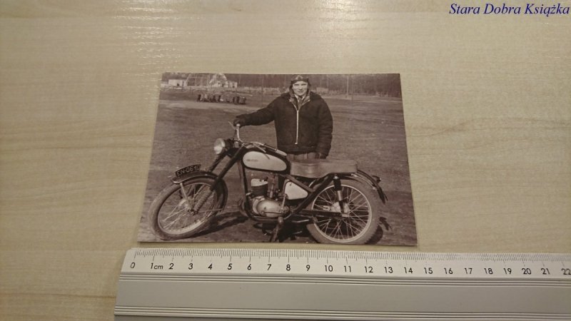ROK 1955. ANATOLI KUPRAS ZE SWOJĄ WFM NA PLACU